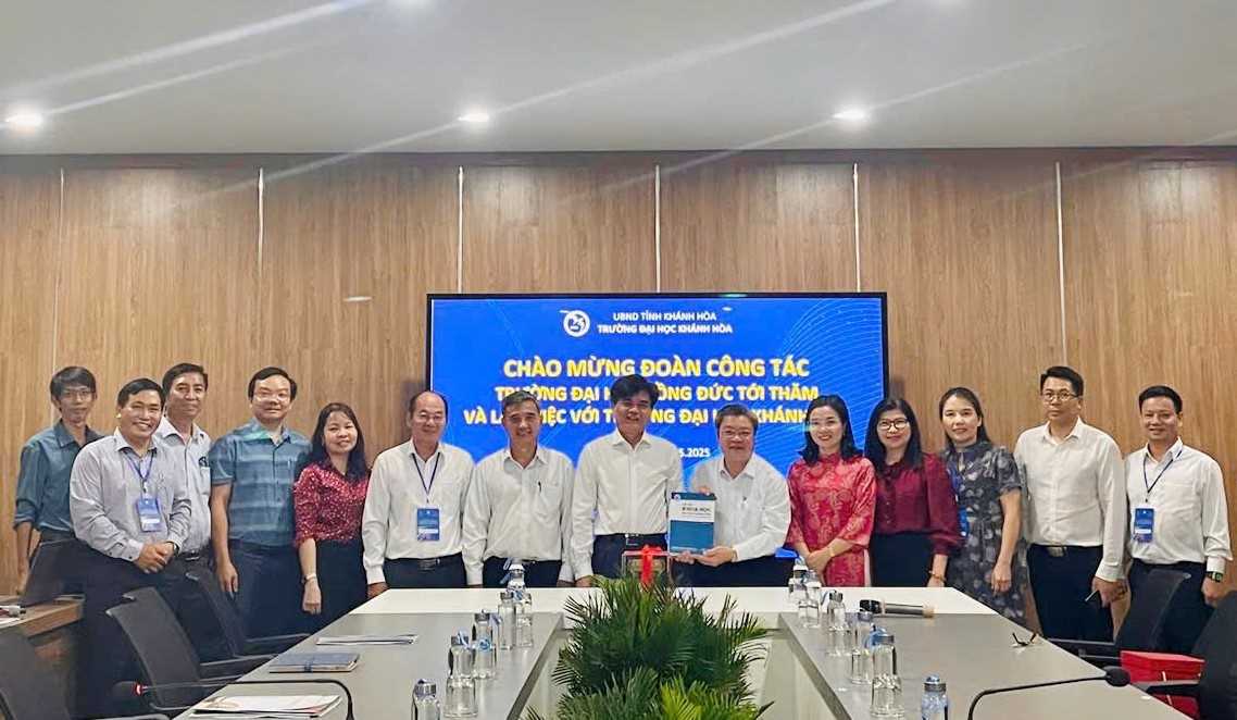 Thắt chặt quan hệ hợp tác giữa Trường Đại học Hồng Đức và Trường Đại học Khánh Hòa